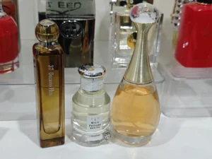 Comparison between an expensive retail designer perfume bottle and a GC-MS engineered, IFRA-compliant Eau de Parfum dupe.