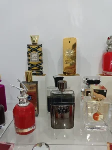 Visual breakdown of fragrance oil concentrations comparing traditional expensive designer perfumes to long-lasting factory-direct perfume dupes.