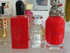 How to Find the Perfect Giorgio Armani Sì Eau De Parfum Dupe in the USA (Without Smelling Cheap) 3 IMIXX No 49 luxury fragrance bottle placed next to a designer perfume, illustrating a long-lasting woody freesia alternative formulated for the US market.