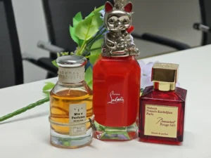 How to Wear Baccarat Rouge 540 Man: A Formulation Expert’s Guide & The Ultimate USA Factory-Direct Alternative 3 Visual breakdown comparing the amber-wood scent profile of Baccarat Rouge 540 EDP against the Extrait concentration of IMIXX No 19.
