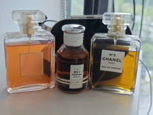 How to Find the Best Chanel No. 5 Dupe in the USA: A Supply Chain Expert's Guide 3 A visual breakdown comparing the high retail cost of traditional luxury fragrances with the direct-to-consumer pricing and long-lasting EDP formulation of Imixx No 25.