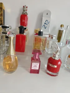 How to Find the Best Perfume Dupes in the USA: An Industry Expert’s Guide to Scent Matching, Concentration, and Longevity 3 Cost and packaging comparison between an expensive mainstream perfume and a premium Extrait de Parfum alternative in the US market.