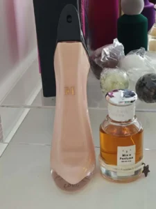 How to Find the Perfect Carolina Herrera Good Girl Dupe (That Actually Lasts All Day) 2 Side-by-side comparison of the original Carolina Herrera Good Girl stiletto perfume bottle and a minimalist, affordable fragrance dupe alternative.