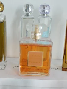 Visual breakdown comparing the scent notes and oil concentration of a classic citrus patchouli fragrance versus a long-lasting Chanel perfume alternative.