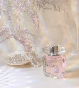 How to Find the Best Versace Bright Crystal Dupe: An Industry Insider’s Guide 2 Side-by-side comparison of a traditional $120 luxury designer fragrance and a high-quality, factory-direct affordable floral perfume dupe.