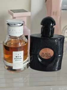 A professional perfumer evaluating the scent chemistry and color differences between a luxury perfume and a premium affordable alternative.