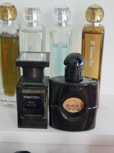 How to Find the Best Black Opiume Parfum Femme Dupe in the USA: A Supply Chain Expert's Guide to Scent Chemistry 3 Visual analysis of high-concentration perfume oil color and liquid depth, comparing high-end gourmand fragrance with a lab-macerated long-lasting dupe.
