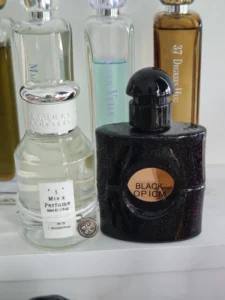 Scent note breakdown comparing the coffee, vanilla, and white floral ingredients in high-end fragrances versus an Extrait de Parfum dupe.