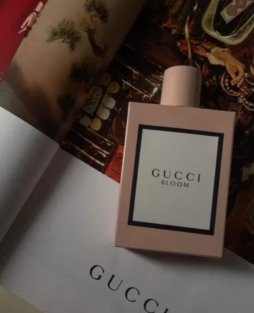How to Choose a Gucci Bloom Sample in the USA: A Perfumer’s Guide to White Florals, Longevity, Dupes, and Factory-Level Value 8 Luxury white floral perfume bottle compared with an affordable inspired fragrance for USA shoppers